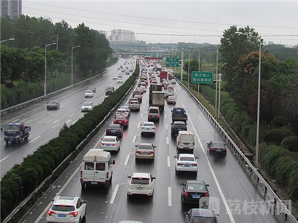 国庆黄金周第二天 高速公路高违章车辆占用应