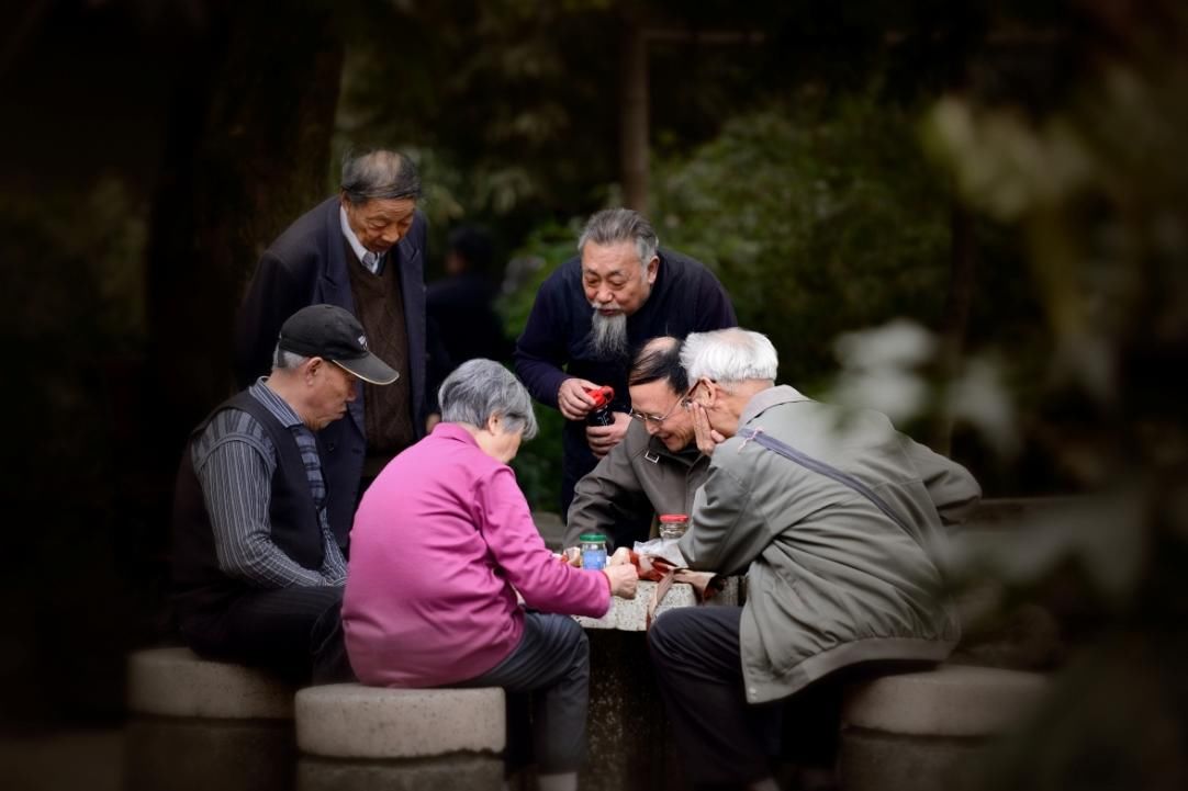 农村老人和城市老人日常生活的一天，很现实，扎心！