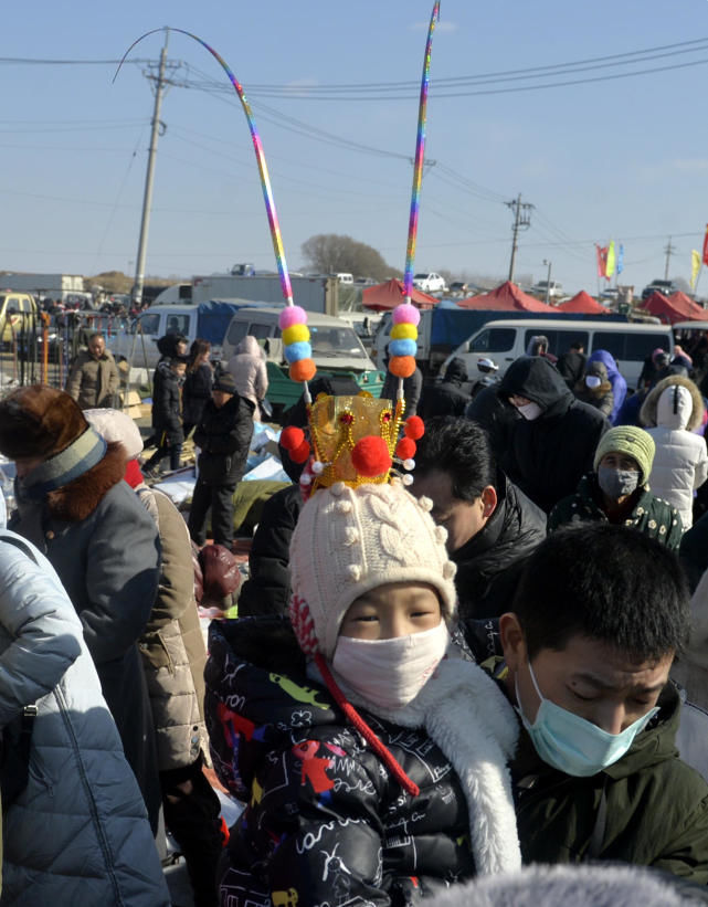 三百年大集开市引数万人抢年货：为讨彩头大鱼最抢手