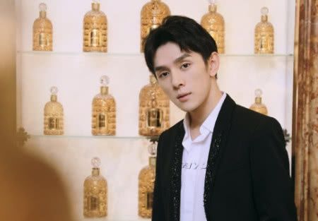 李佳琦为何一种是背头?当他放下刘海时,网友:妈,我只想嫁他! 万博manbetx手机登陆