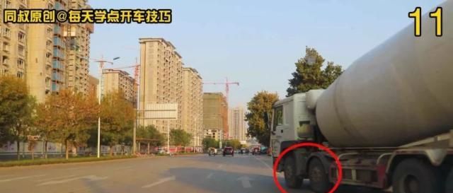 路口黄灯持续闪烁