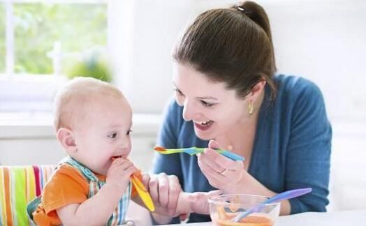 幼儿园的小朋友玩耍