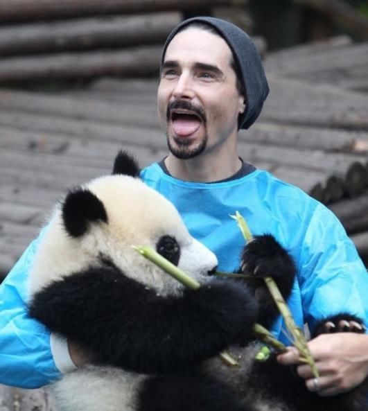 外国人是如何在熊猫的萌威下签下一个个不平等