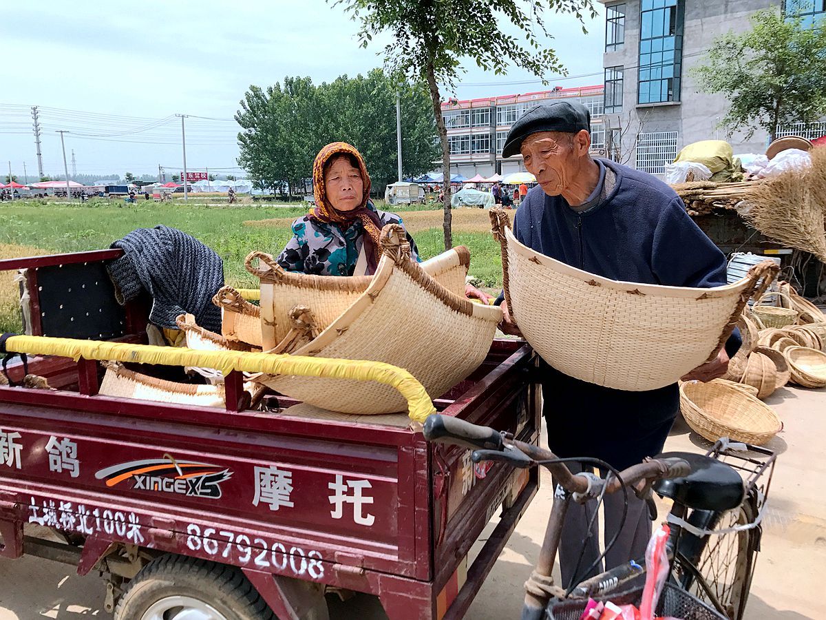 农忙就要到来了，农村大集上大簸箕小簸箕摆满了一条街