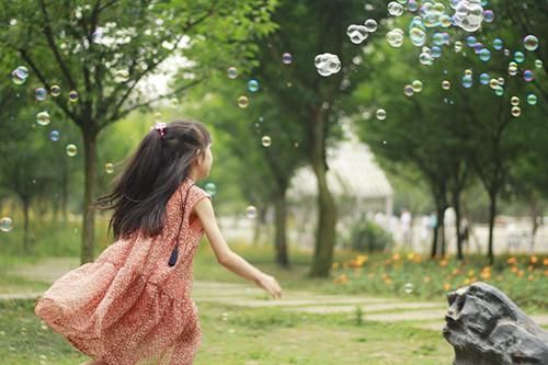 8岁女孩嫌同桌家里穷，还坚持要换班，妈妈的教育方式让人称赞