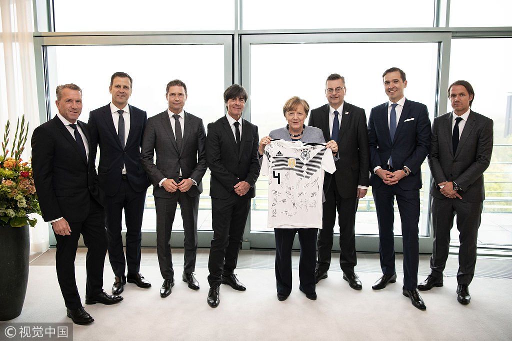 2018俄罗斯世界杯前瞻:德国总理默克尔获赠德