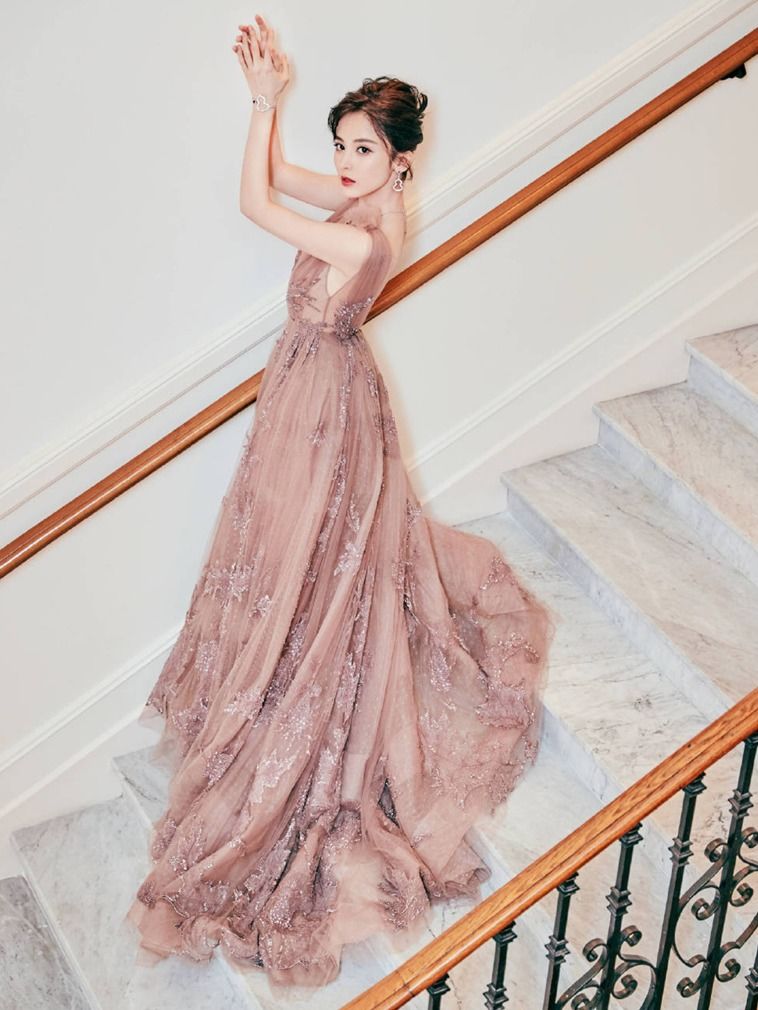 中国新疆姑娘 古力娜扎 肉色薄纱裙亮相戛纳!