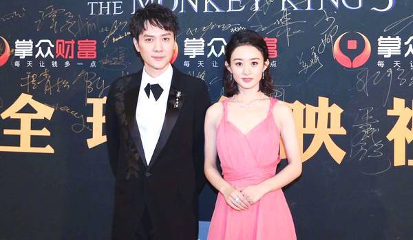 赵丽颖粉红露背装出席,冯绍峰却强颜欢笑,这