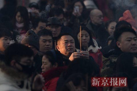 雍和宫抢头香新年祈福 外地游客称“年味十足”