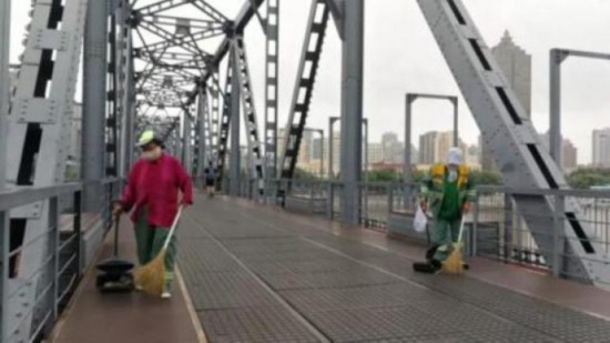 哈尔滨知名网红桥惨遭蹂躏!狗粪、垃圾遍地