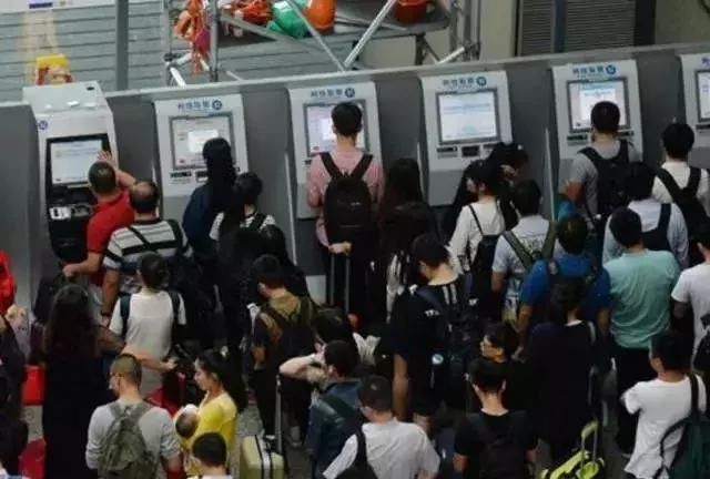 我跪着,是因为穿着裙子不好蹲 你出门有教养的样子,真美!