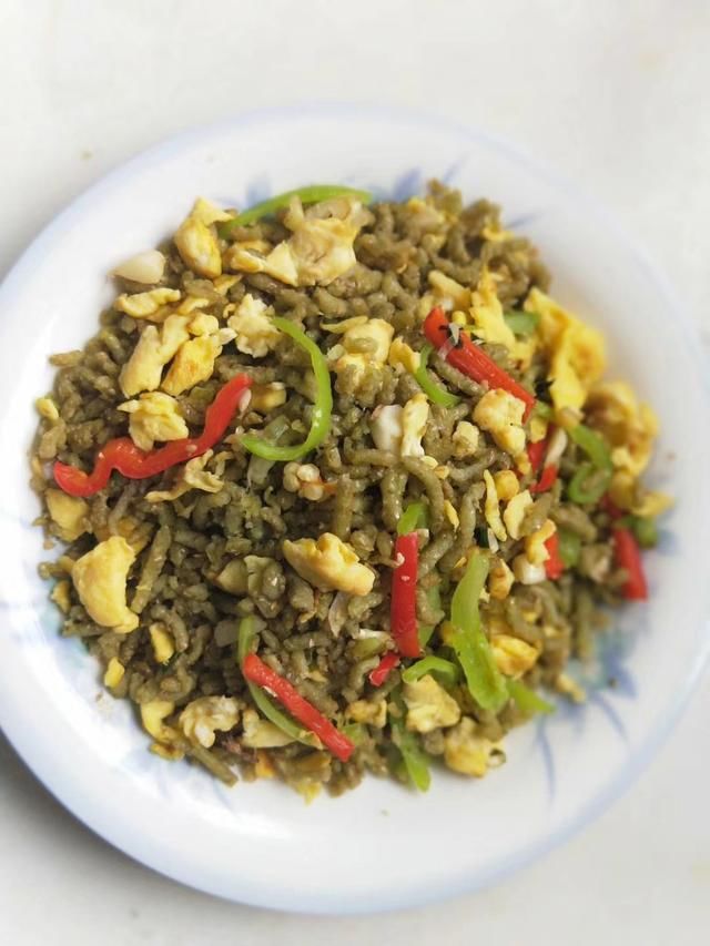 小姐姐炒的这盘美味,真的只有在这个时节的中原大地,才能吃得上