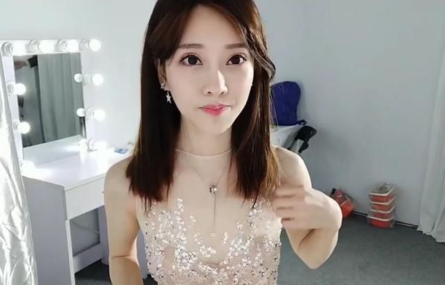 冯提莫跟哪里签约了