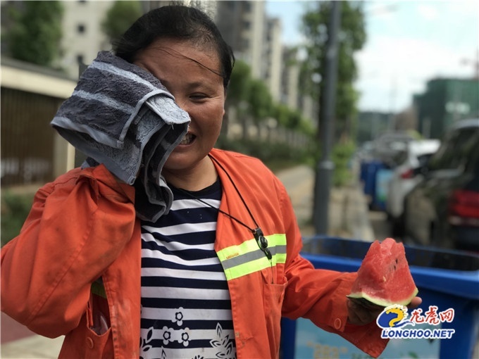 暖!谷里街道13岁小学生志愿者向高温工作者借