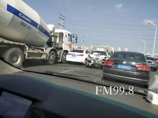 哈尔滨今天上午多起交通事故:德邦物流车撞上