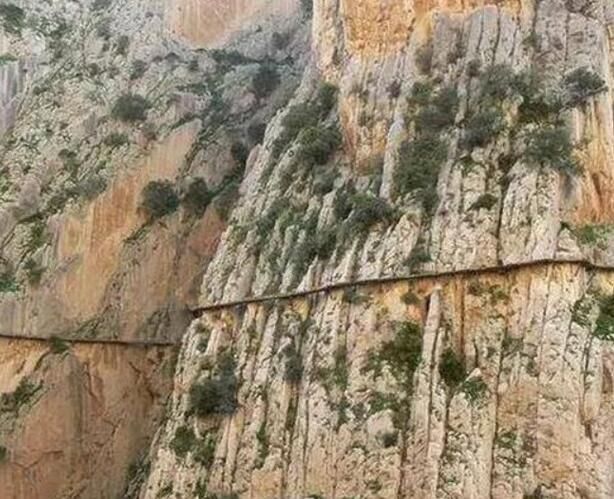 敢走吗?外国建的这条路比中国的玻璃栈道还恐怖!