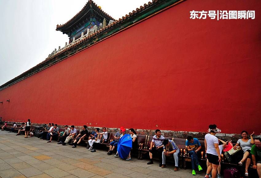 环游北京故宫，场面繁华热闹，俄罗斯女孩现身宫内