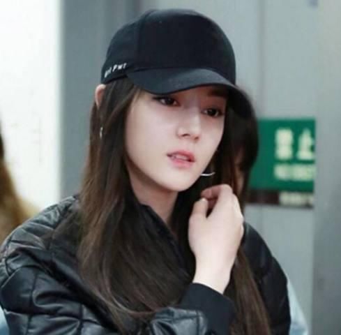 同样是戴帽子,杨幂显得很少女,郑爽被吐槽太土