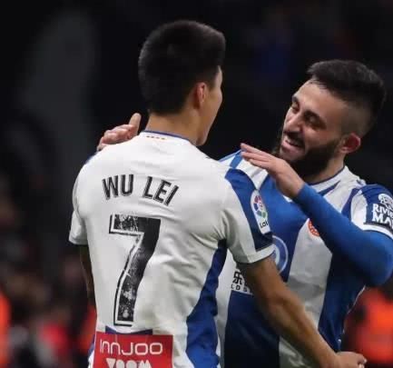 武磊攻破巴萨球门李铁