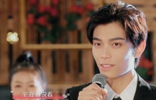 丁禹兮现身晚会，失去美颜后截图放大三倍看，这颜值我没眼花吧