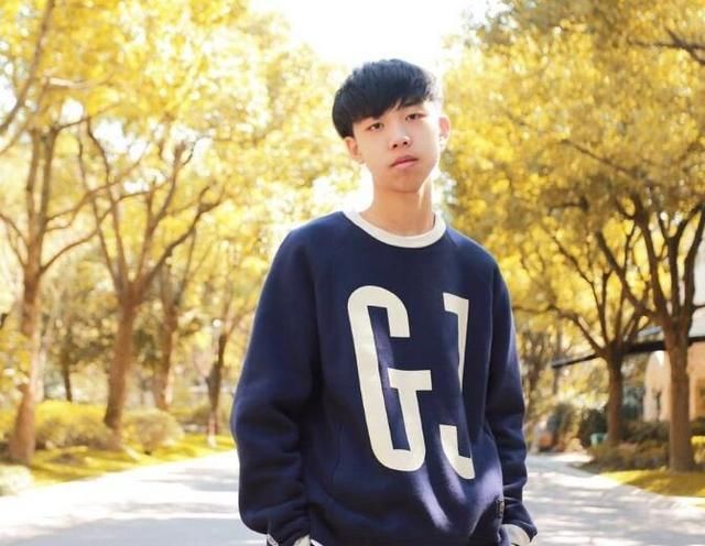 XDD斗鱼复播,人气高达120万,背后电竞椅是R