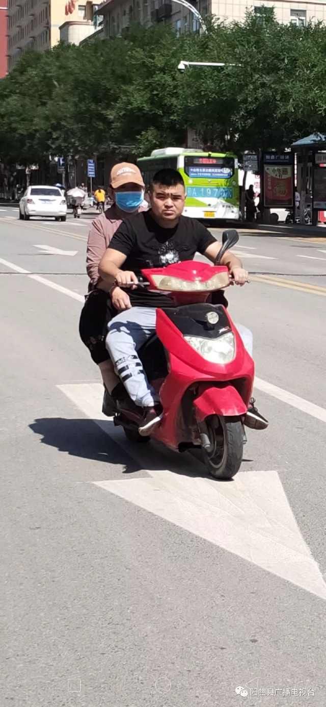 不按规定车道行驶