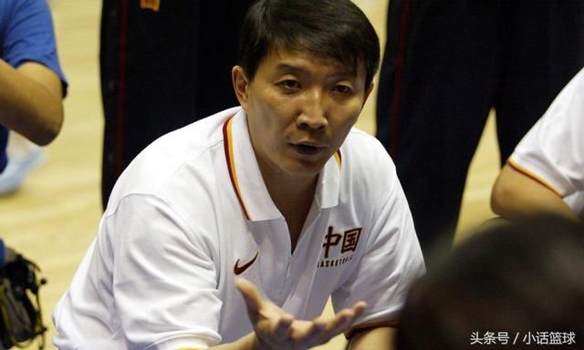 中国男篮功勋主教练,对比希腊名帅,年薪差了1