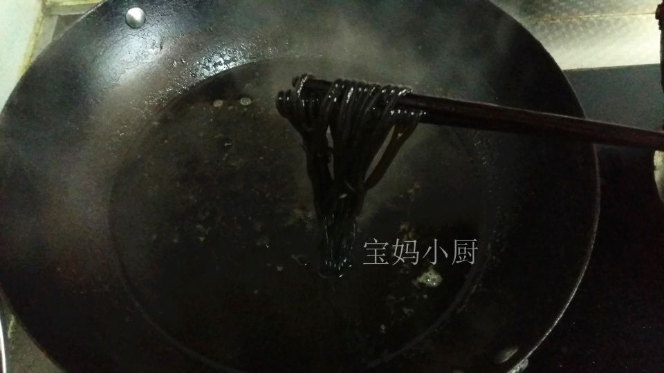 这菜赶紧吃，再等几天就没了，我加它一拌，连小朋友都吃个不停