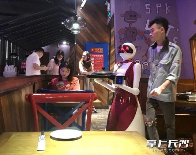 碧桂园机器人餐厅价格贵吗