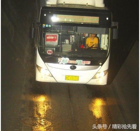 14岁男孩擅自开公交车 撞伤一大学生