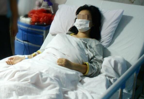 我车祸瘫痪，老公坚持照顾，听到他在打电话，我紧紧捂住嘴巴