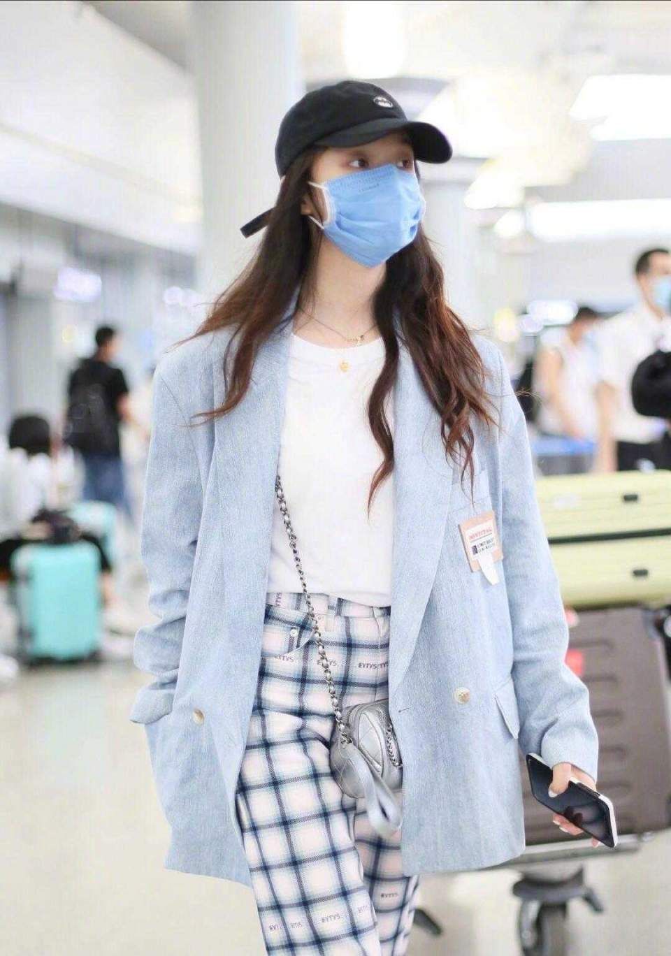 什么衣服都难不倒李冰冰，穿牛仔服套装，内搭背心像塑身衣