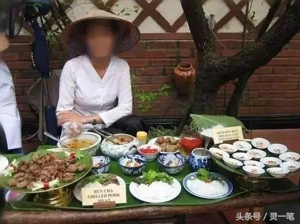 越南女摊主当街卖的这些小东西，中国游客为什么不会买？