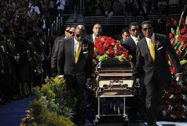 迈克尔杰克逊葬礼现场,震撼粉丝心灵,全世界为