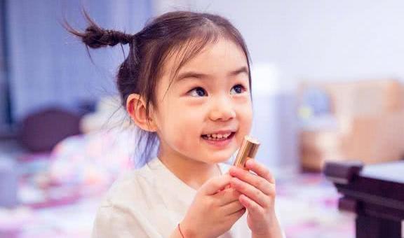 戚薇女儿lucky大方应对采访综艺感十足,会不会