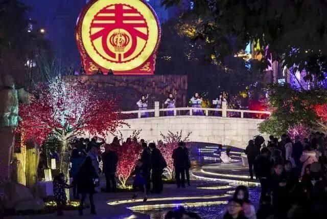 春节到了,山城重庆已变成了“天上的街市”