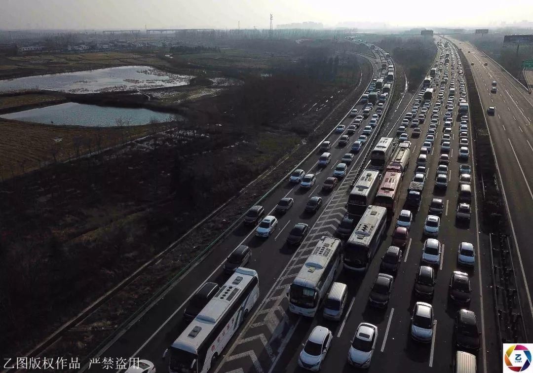 航拍高速公路春节后返程, 一边拥堵一边可开客机