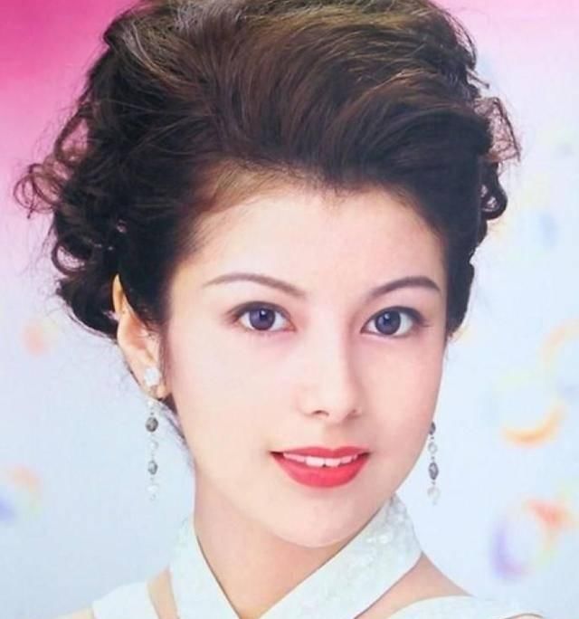 她因美到无法形容轰动整个日本，被网友称为花瓶，可惜至今未婚