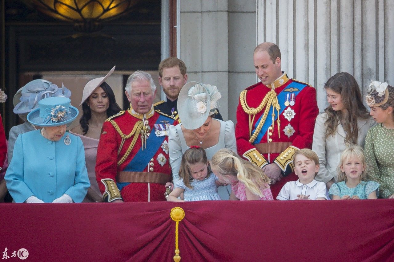 英国王室大合照 女王把C位给孙媳妇凯特王妃 