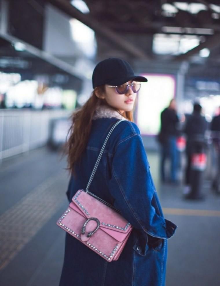 林允小号爆料:村花款的机场街拍花了1000元