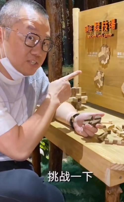 43岁涂磊现身婚礼走穴，现场氛围太严肃，网友：司庆不如撒贝宁