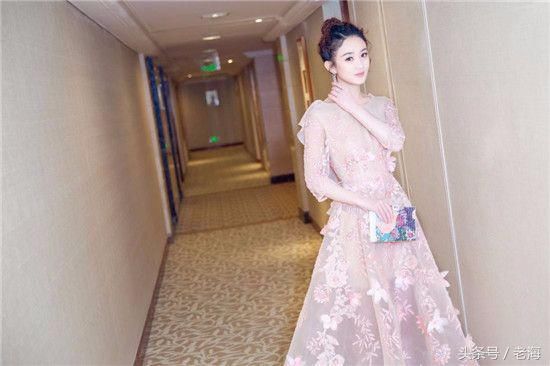 赵丽颖英文发音被嘲笑,非科班出身的尴尬?