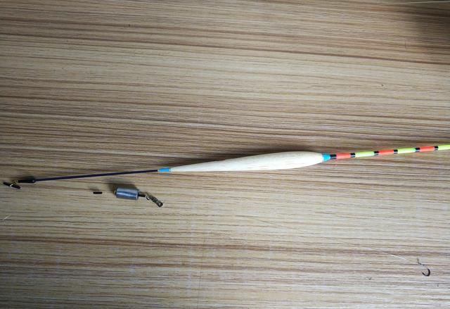 台钓玩累了,突发奇想用矶竿穿蚯蚓钓鱼,也还挺