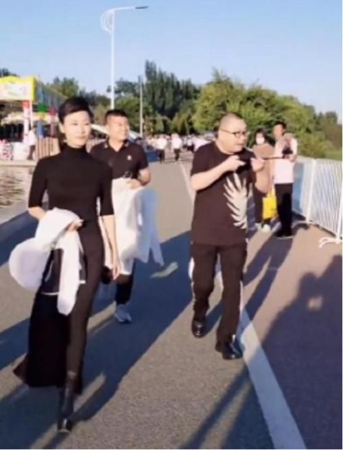 因《纤夫的爱》走红，曾6登春晚，51岁的他为生计只能餐厅卖唱