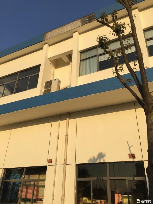 万般无奈:一千公里新车被墙砸了个底掉,还能说