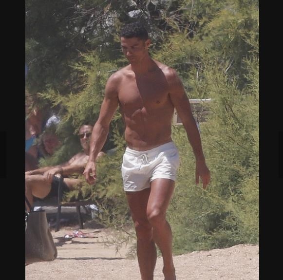 够大方!C罗离开希腊海岛时给酒店工作人员超