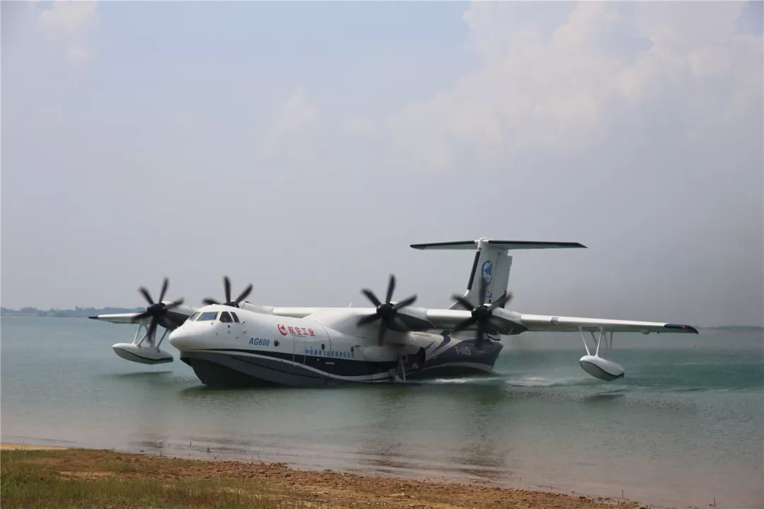 鲲龙AG600飞机完成首次下水滑行
