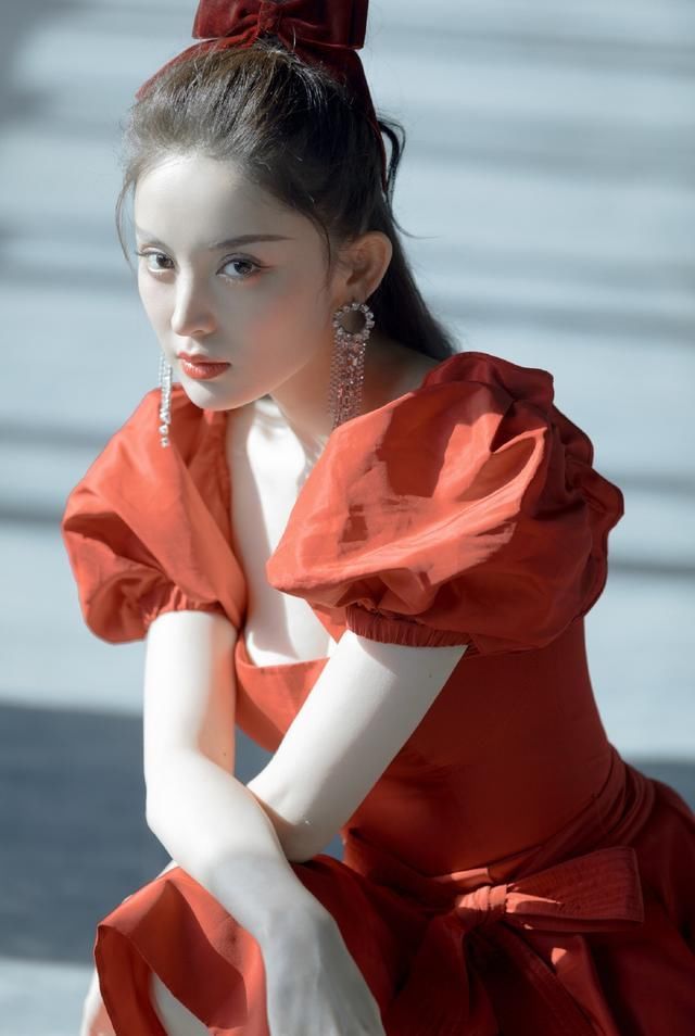 靠美貌火到现在，新综艺上造型惊艳，娜扎教你如何完美穿搭