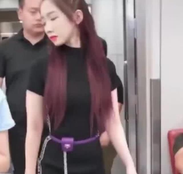 孟美岐穿上了连体裙,看到效果,观众把注意力放在了小哥的眼神上 凯时娱乐注册