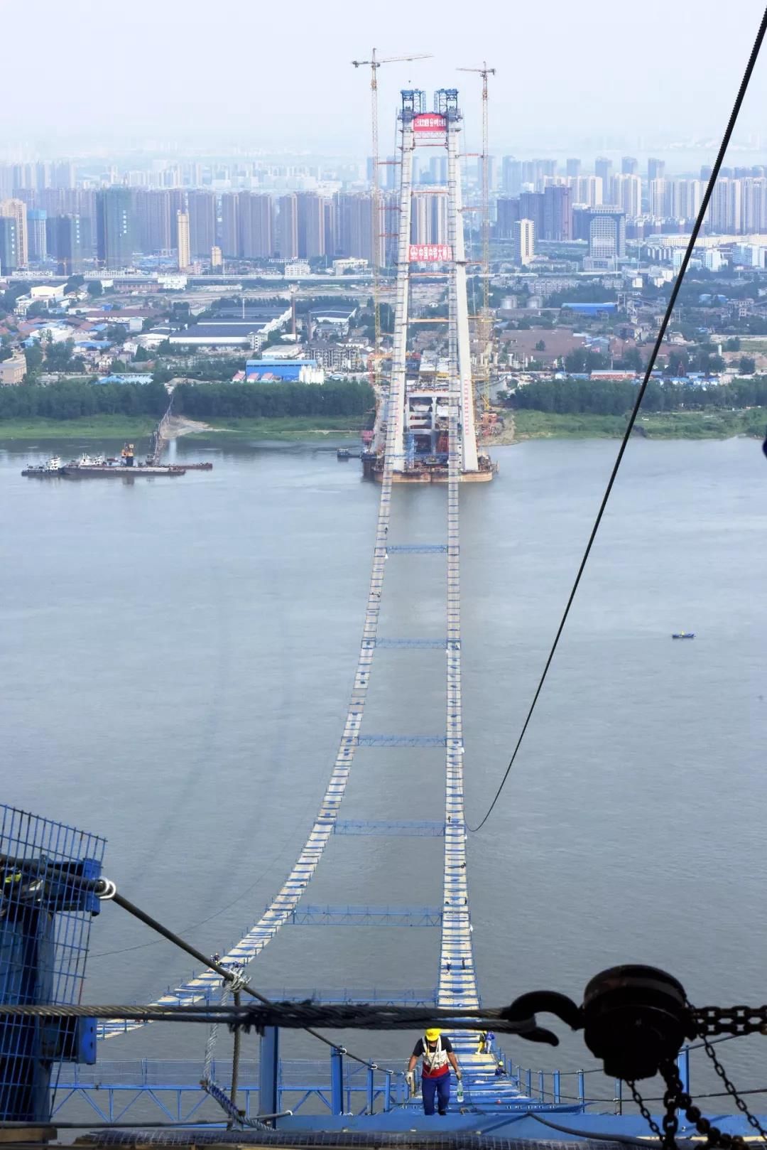 这座在建世界跨径最大的双层公路悬索桥 单根主缆可吊起一艘航母